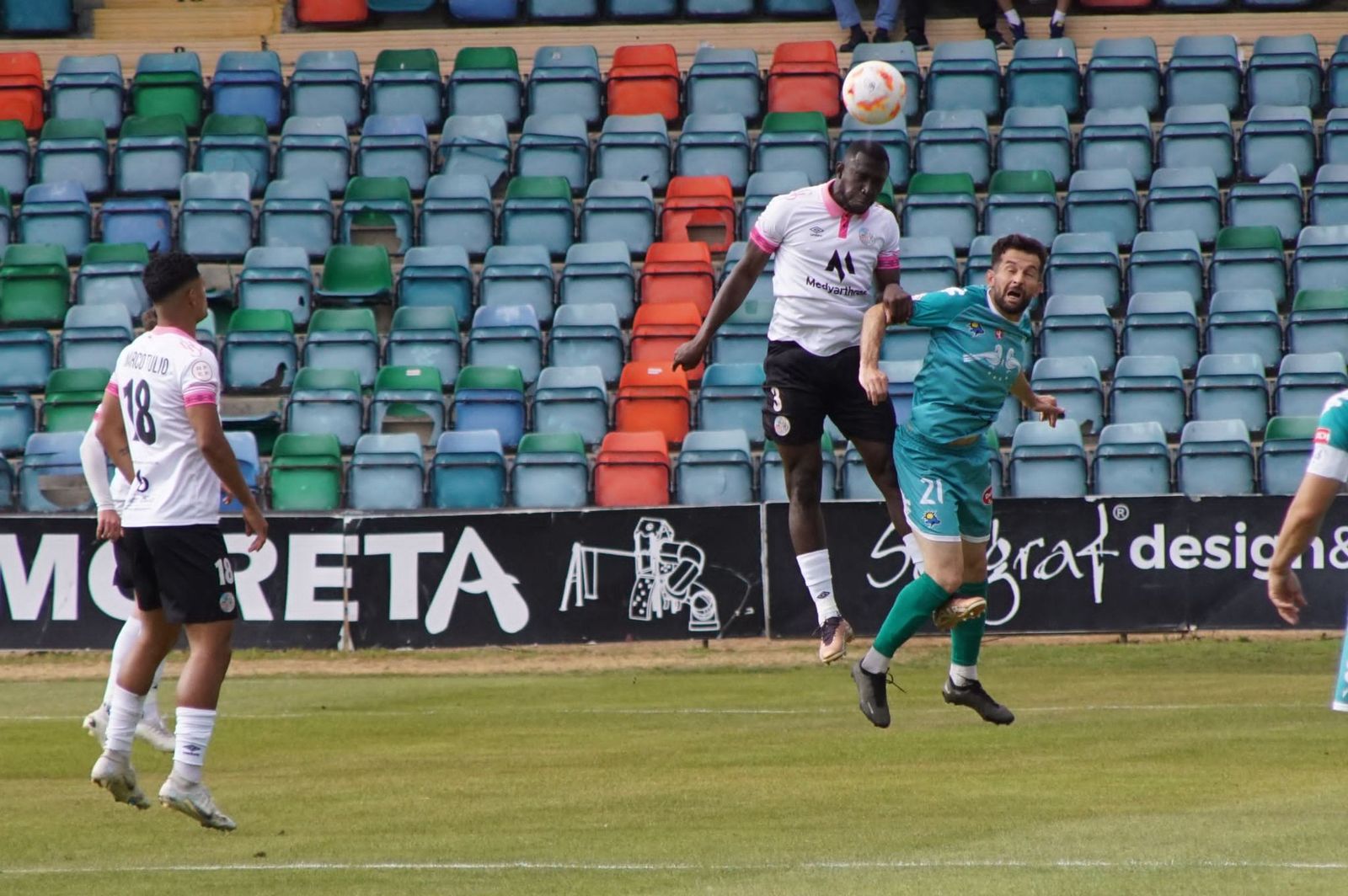 Souley Gassama se impone con un poderoso salto | FOTO ANDREA MATEOS