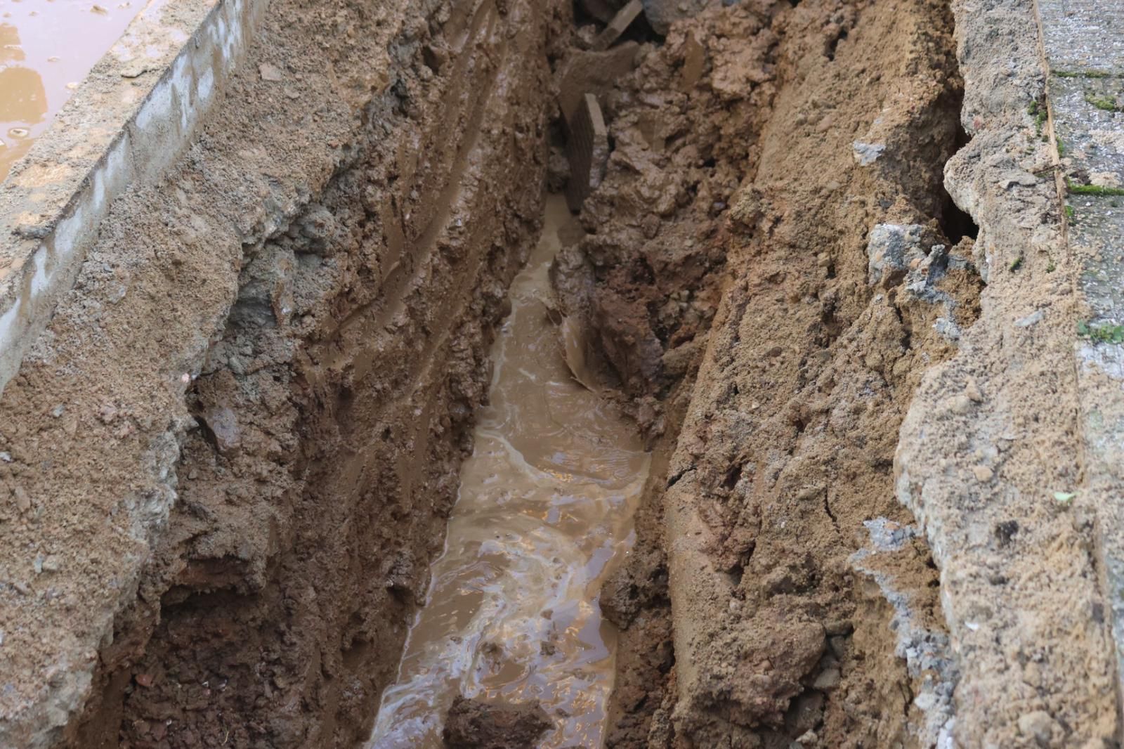 Un reventón de tubería en El Montalvo causa estragos durante la mañana de este domingo