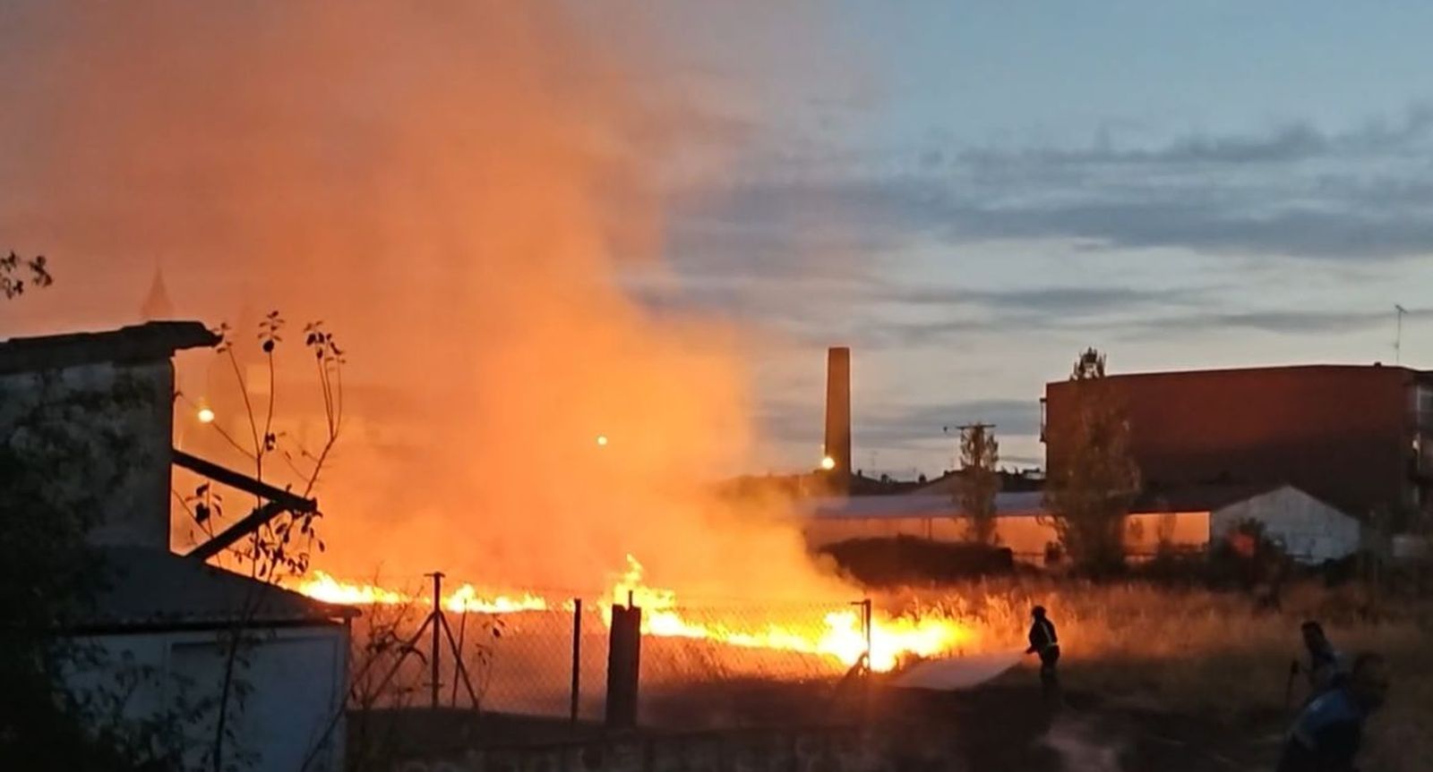 Incendio en Peñaranda en un solar