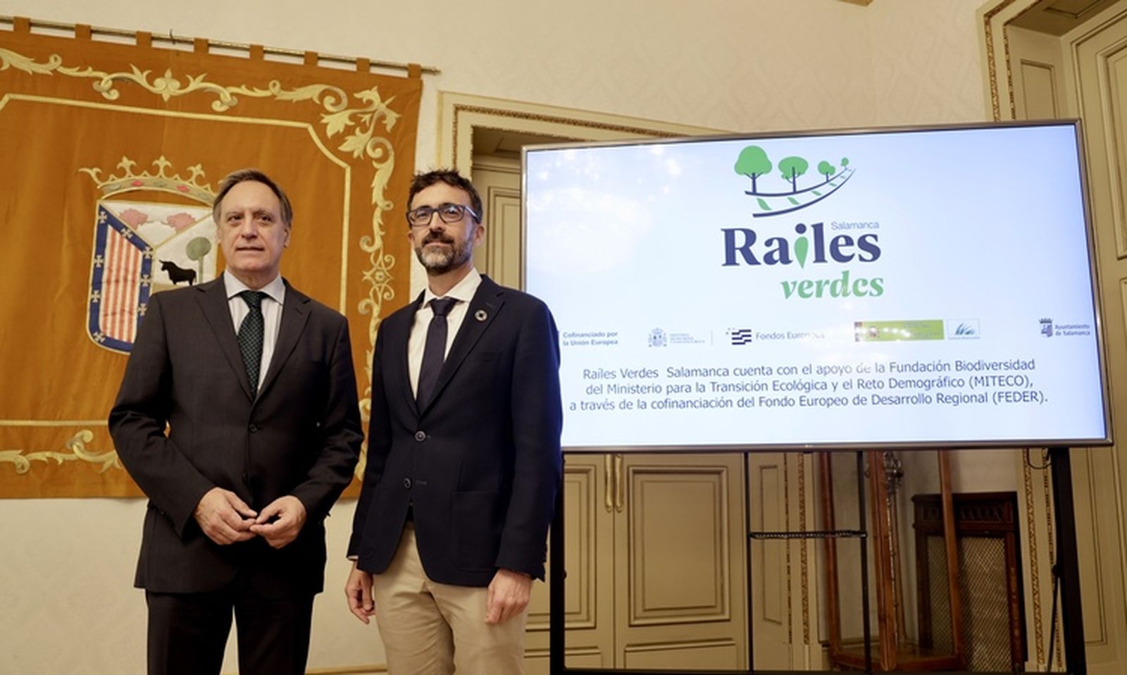 El alcalde de Salamanca, Carlos García Carbayo, y el director de la Fundación Biodiversidad, Félix Romero Cañizares, presentan el proyecto ‘Raíles Verdes’