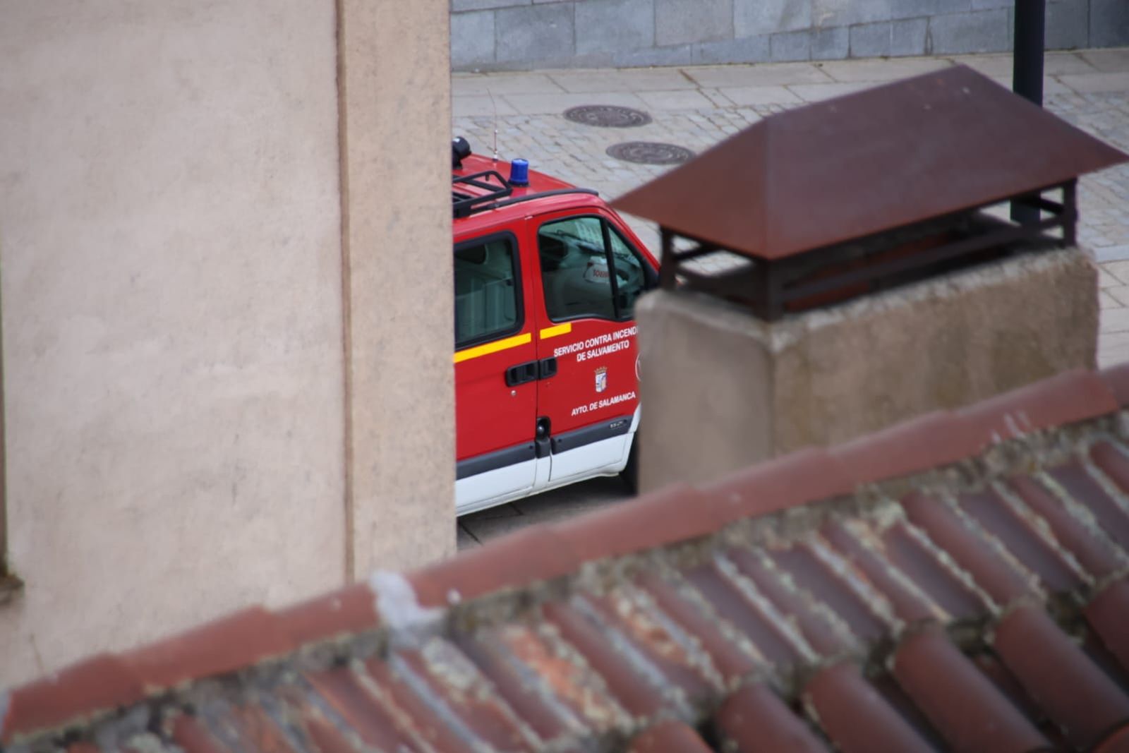 los-bomberos-acuden-a-rescatar-a-un-perro-que-habia-caido-en-el-mirador-de-la-facultad-de-ciencias-fotos-andrea-m-8