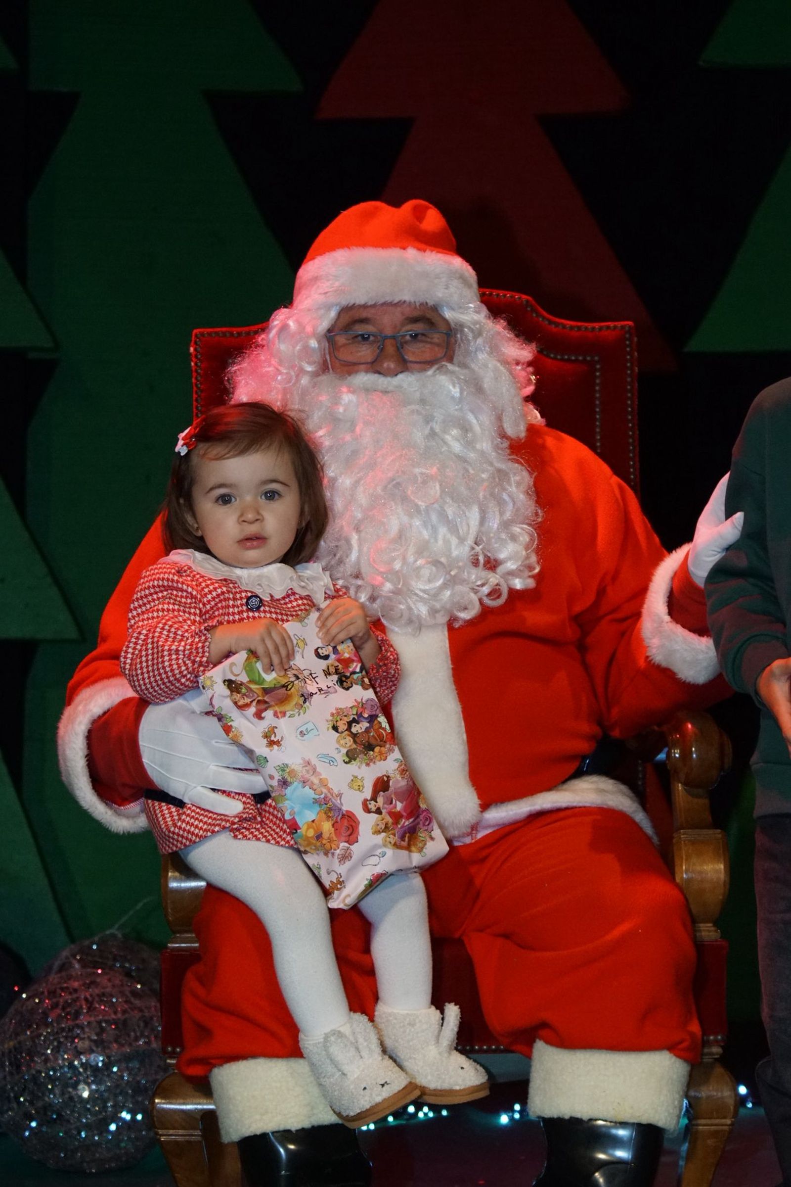 Papá Noel recorre las calles de Alba de Tormes y entrega regalos a los niños