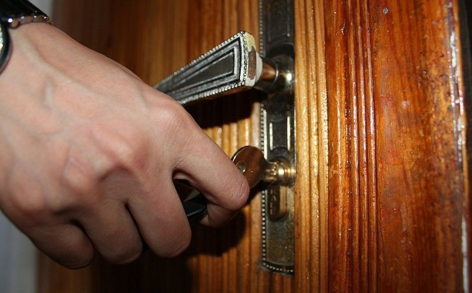 Una persona abriendo la puerta. EP