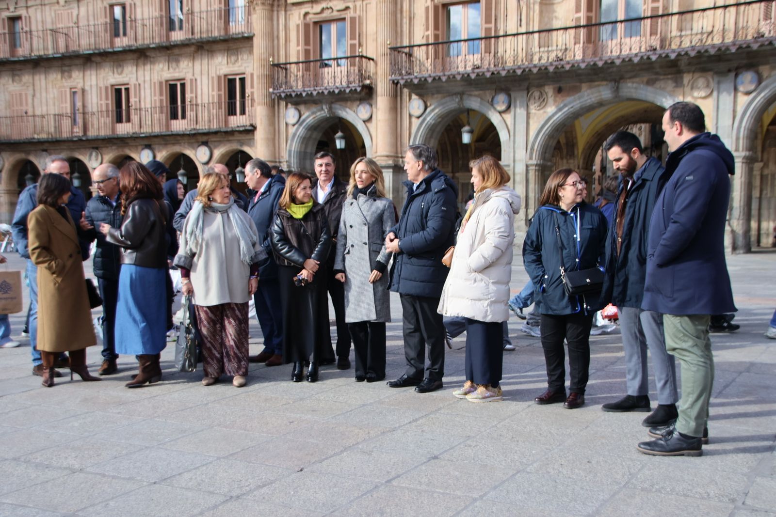 Cayetana Álvarez de Toledo y Carlos García Carbayo, dan un paseo electoral por la Plaza Mayor