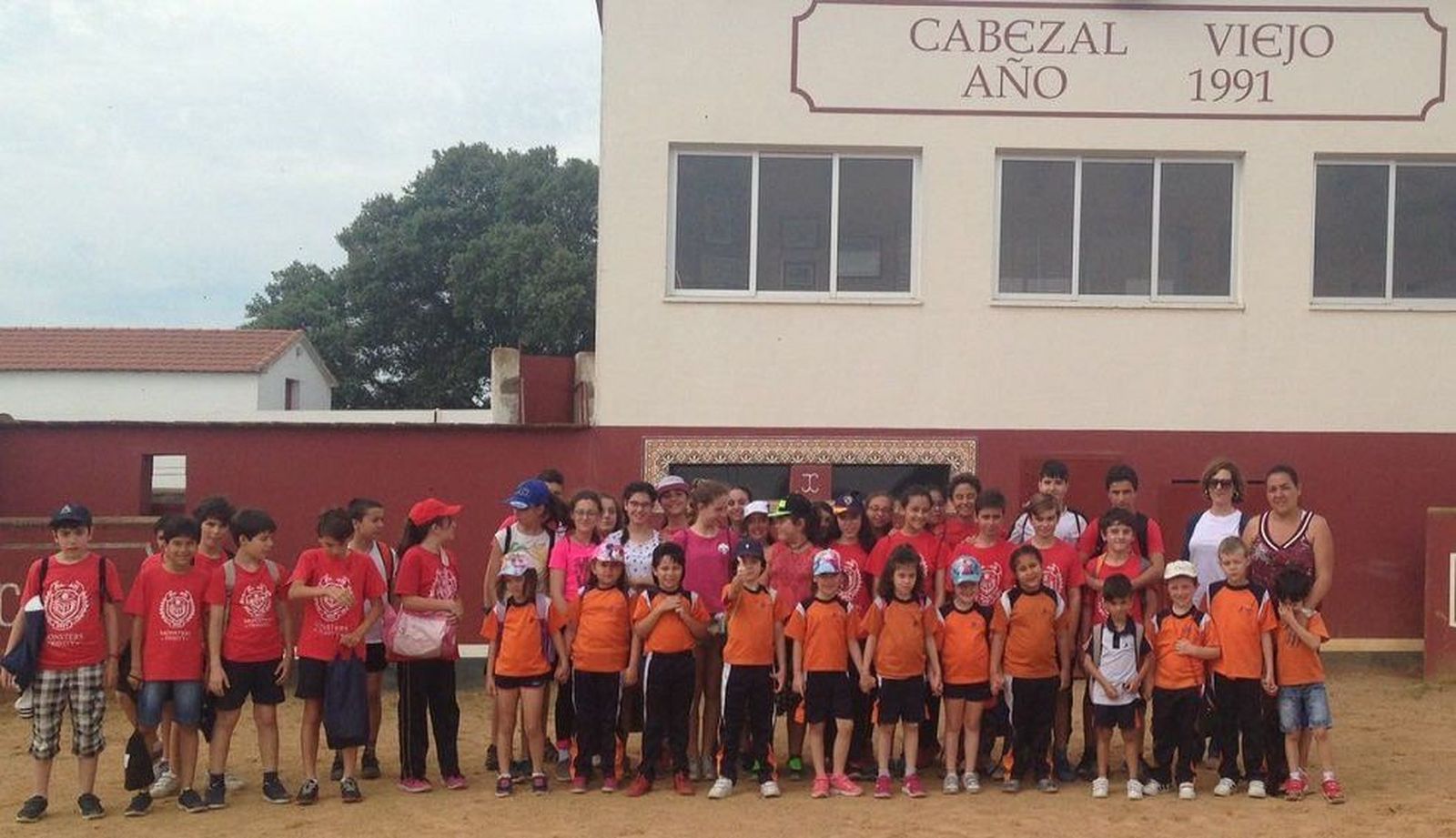 Alumnos de los colegios Antonio Machado y Santísima Trinidad visitan la ganadería de José Cruz