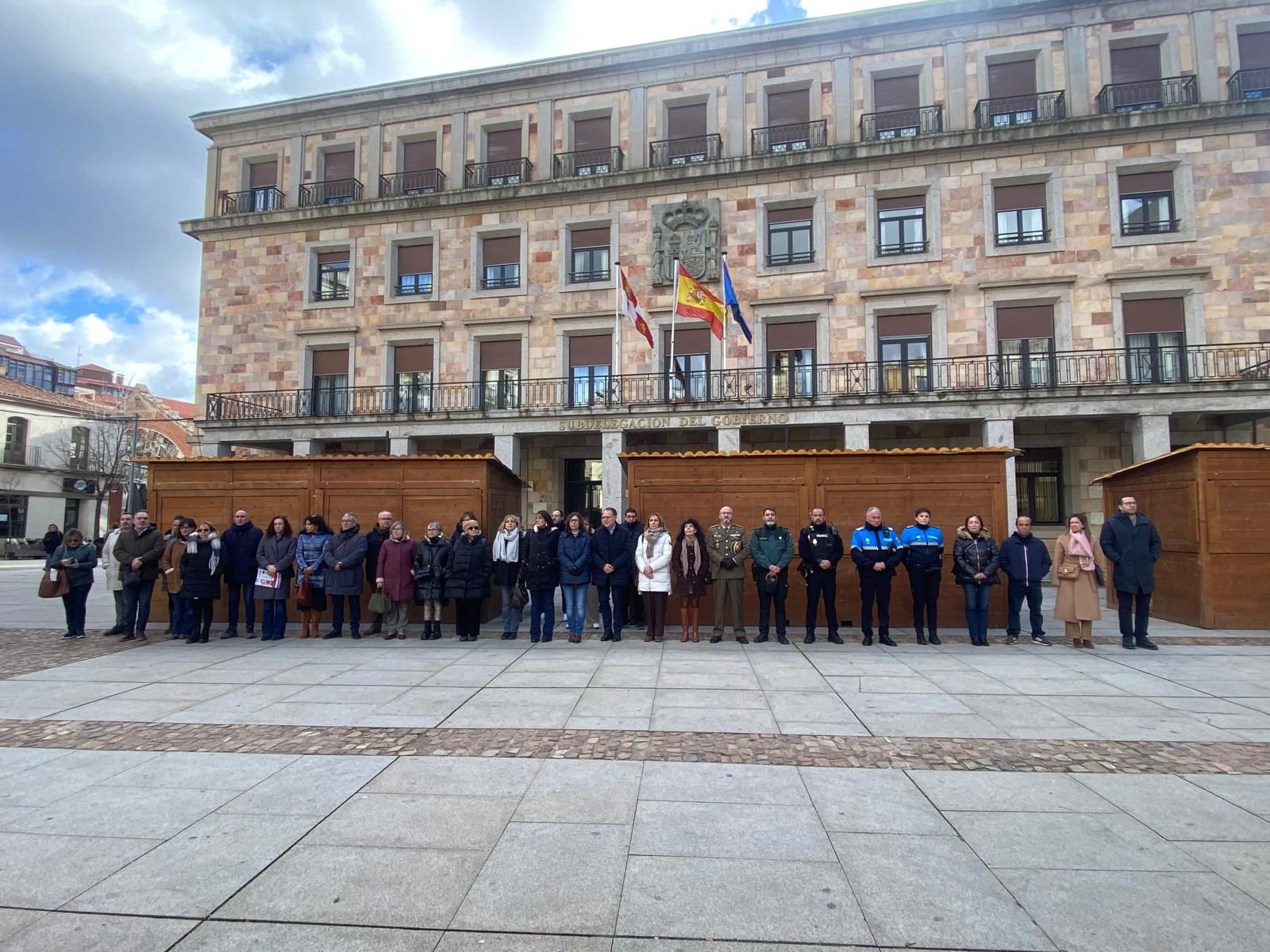 Representantes de las instituciones guardan un minuto de silencio frente a la Subdelegación del Gobierno