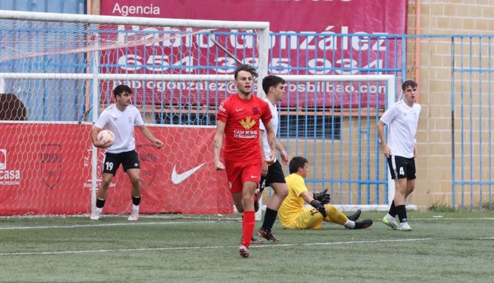 Lopezosa celebra un gol ante el Burgos UD | FOTO UD SANTA MARTA