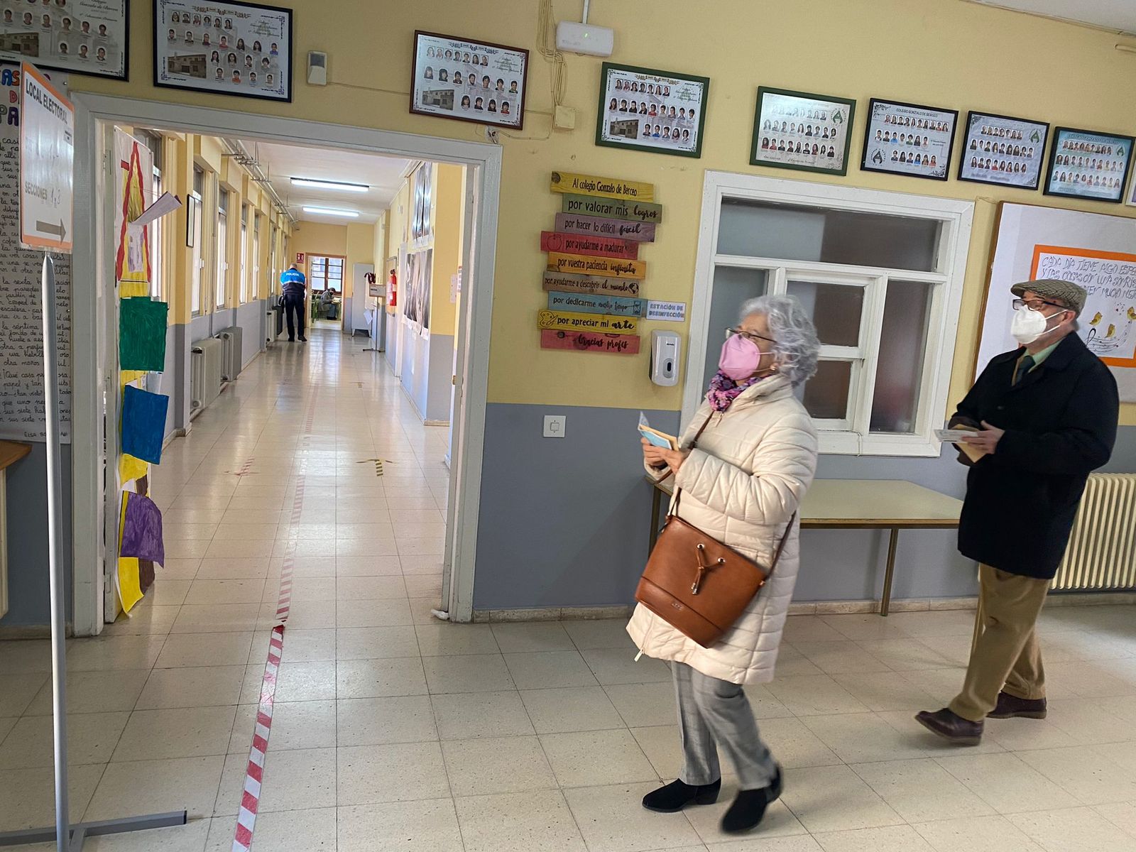 Dos personas acuden a votar este 13F en Zamora. Foto: María Lorenzo