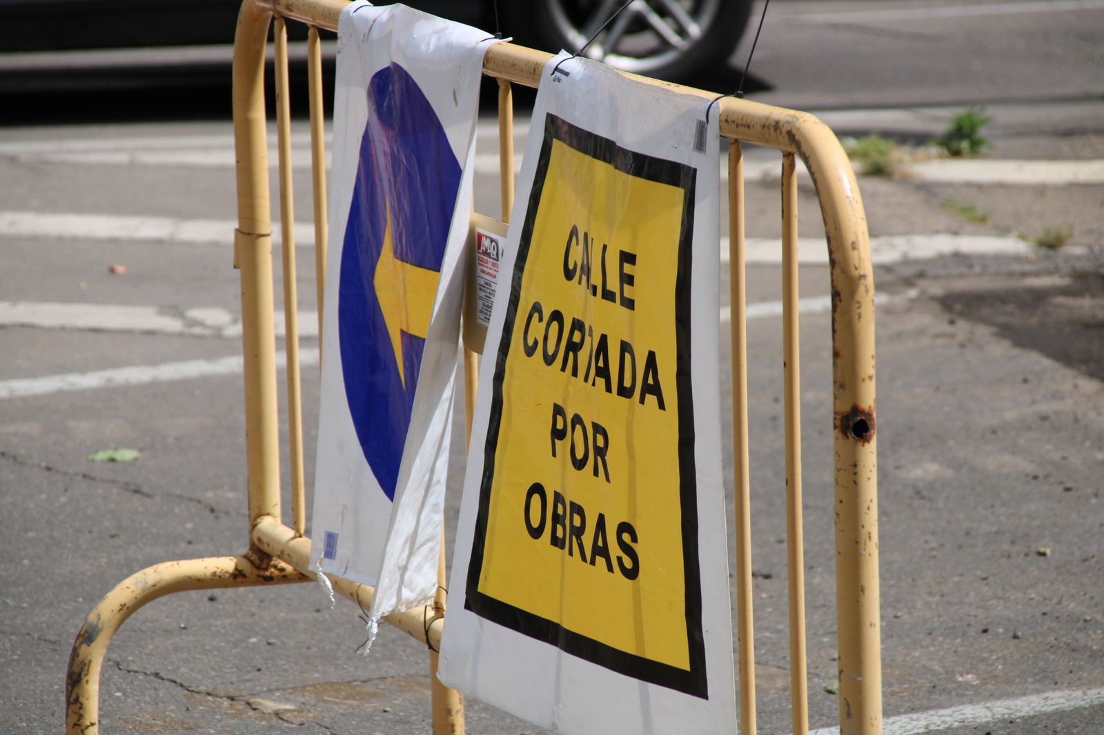 Calle cortada por obras. Foto de archivo
