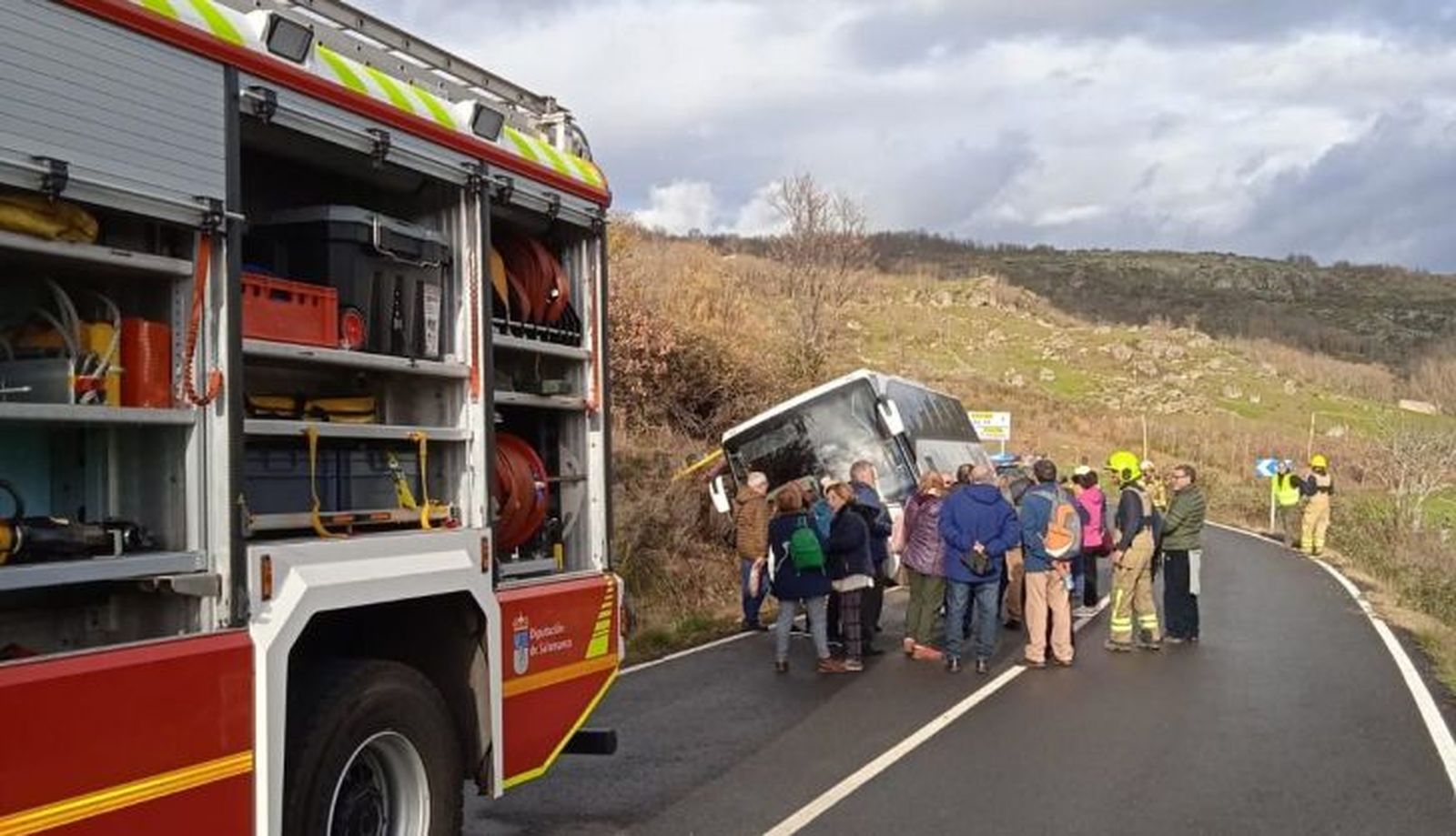 Ocupantes del autobús junto a los bomberos después de ser rescatados | Foto: Bomberos Béjar