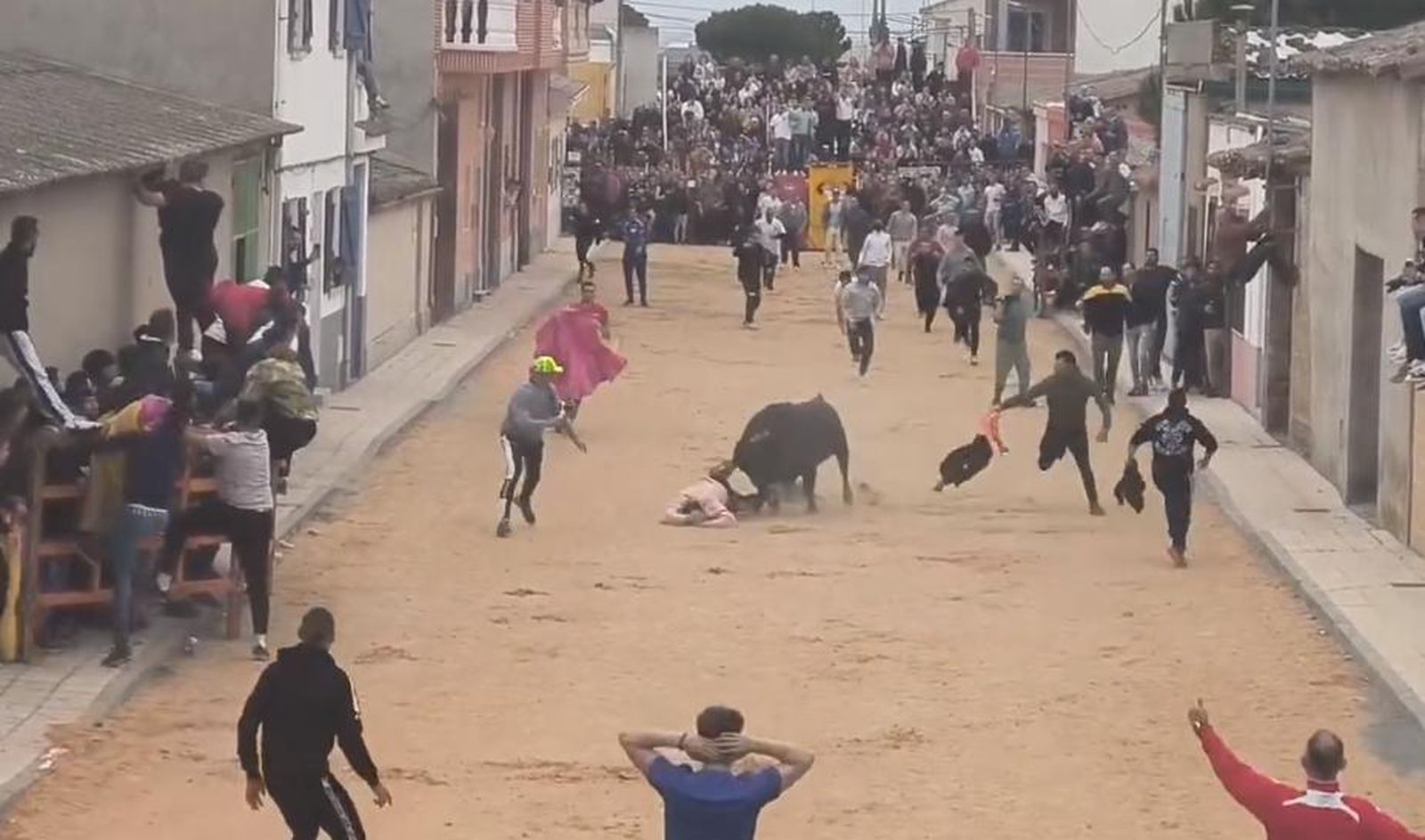 Momento de la cogida a un varón durante el 'Toro del Voto' en Villoria. Foto | Facebook, con permiso de Besana Villoria