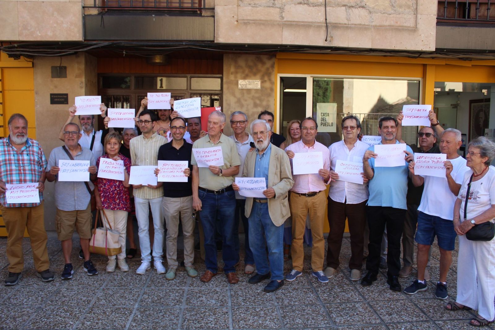 Los militantes del PSOE muestran su apoyo a Pedro Sanchez