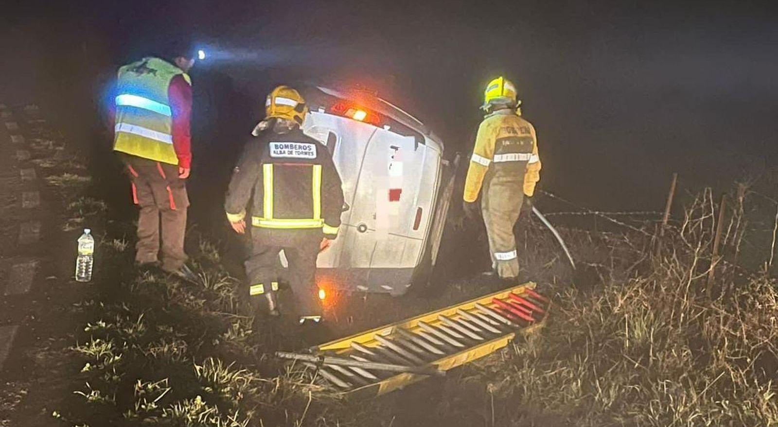 Bomberos de Alba de Tormes en el vuelco de una furgoneta