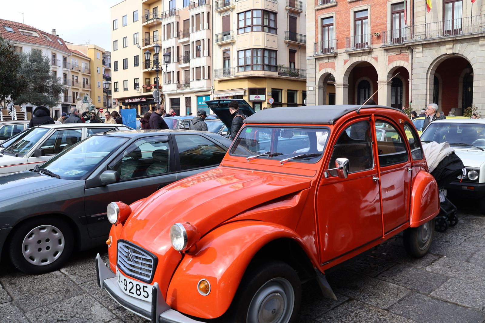 concentracion-de-coches-clasicos-en-la-plaza-mayor-26