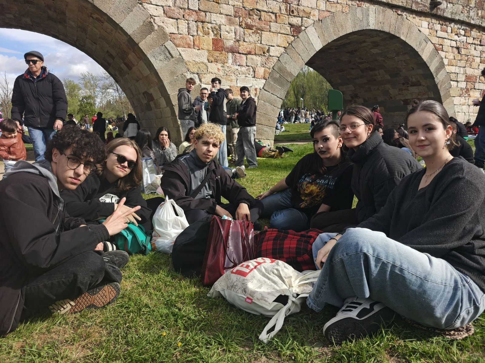 Un multitudinario Lunes de Aguas en Salamanca llena la ribera del Tormes
