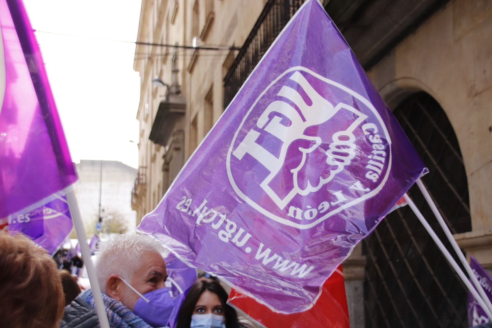 Fotografía de archivo de concentración de repulsa contra la violencia de género frente a los sindicatos de UGT y CCOO en Salamanca.