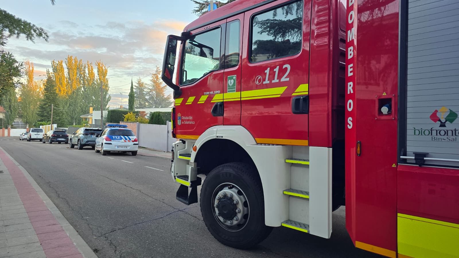 Incendio en una vivienda en la urbanización de Valdelagua con presencia de bomberos, Policía Local y Guardia Civil