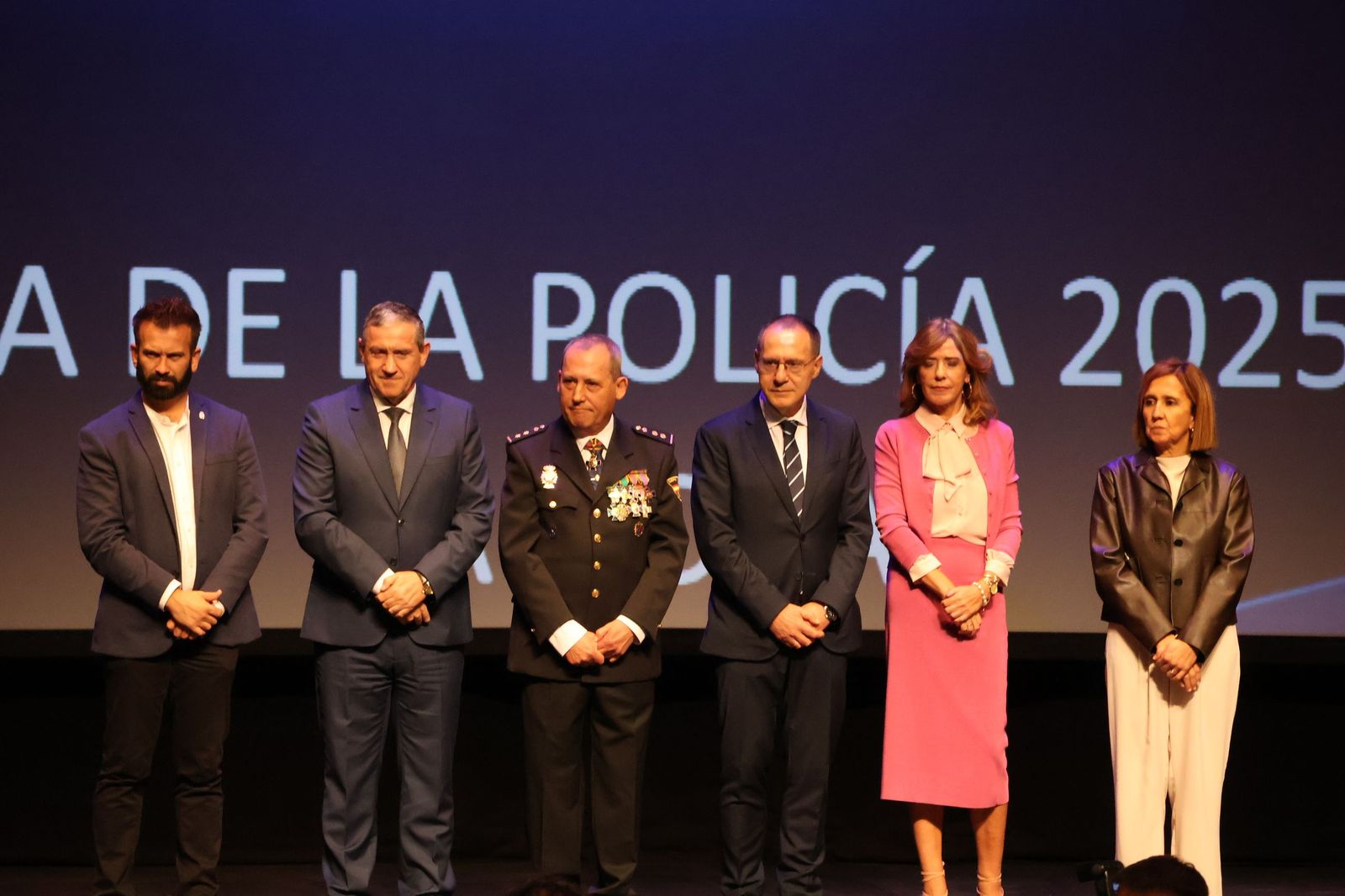 Ceremonia de imposición de condecoraciones a miembros de la Policía Nacional en honor a los Santos Ángeles Custodios