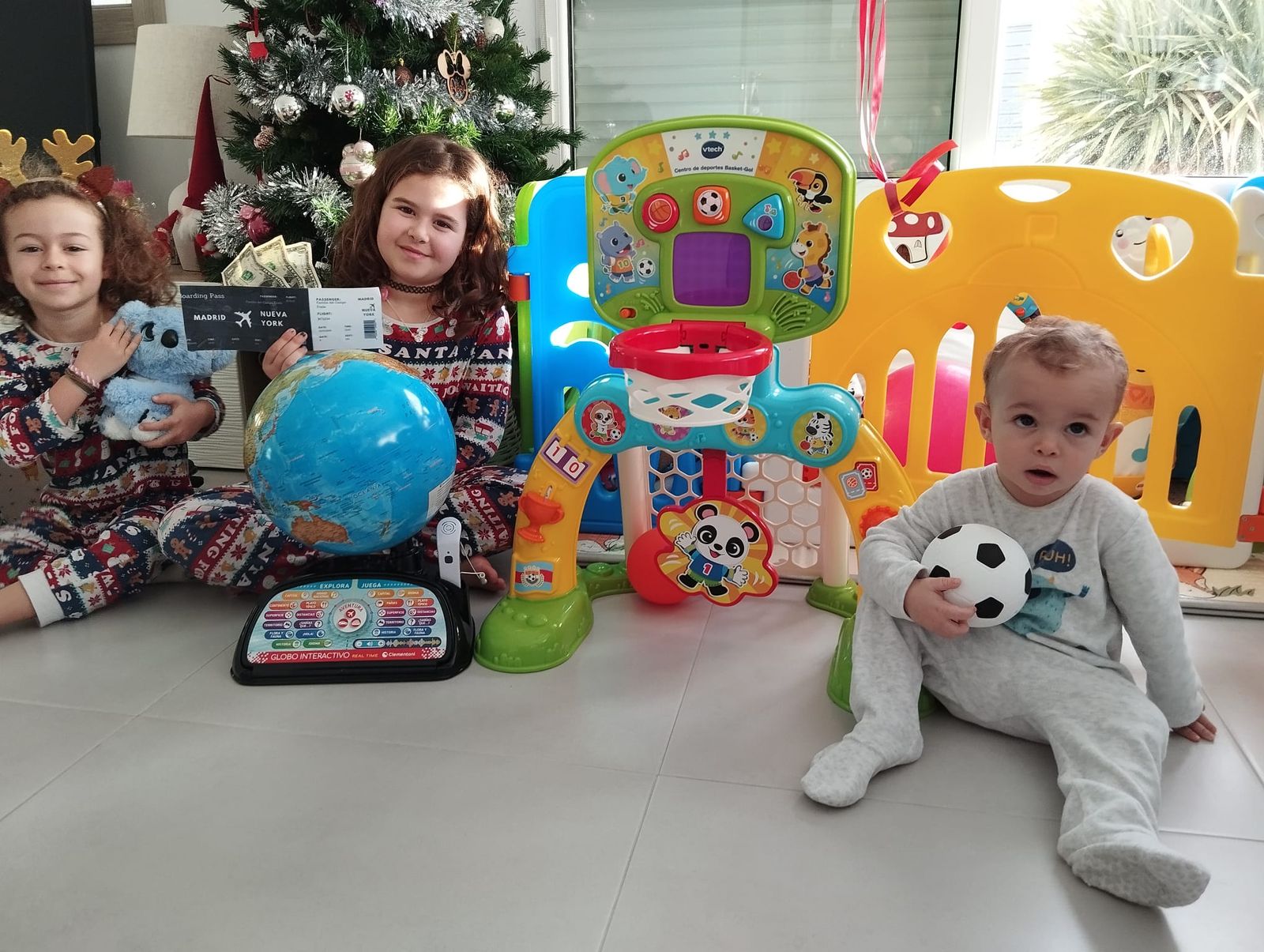 Mateo, Abril y Paula abren sus regalos de Reyes Magos