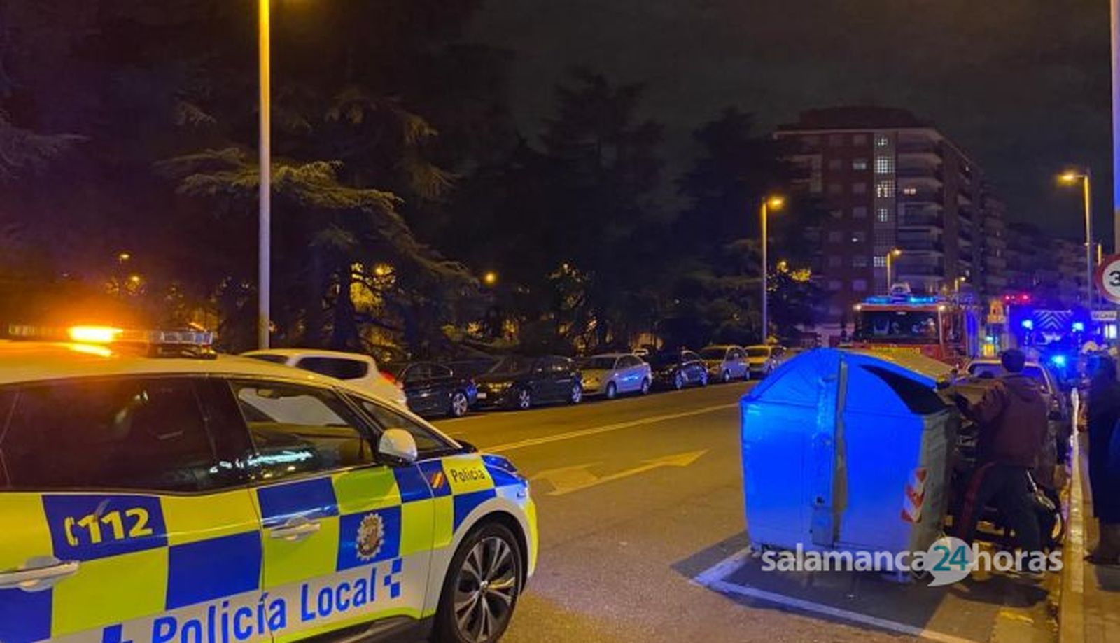 Bomberos en una comprobación de olor a gasoil en una vivienda de la avenida de Portugal. Fotos S24H