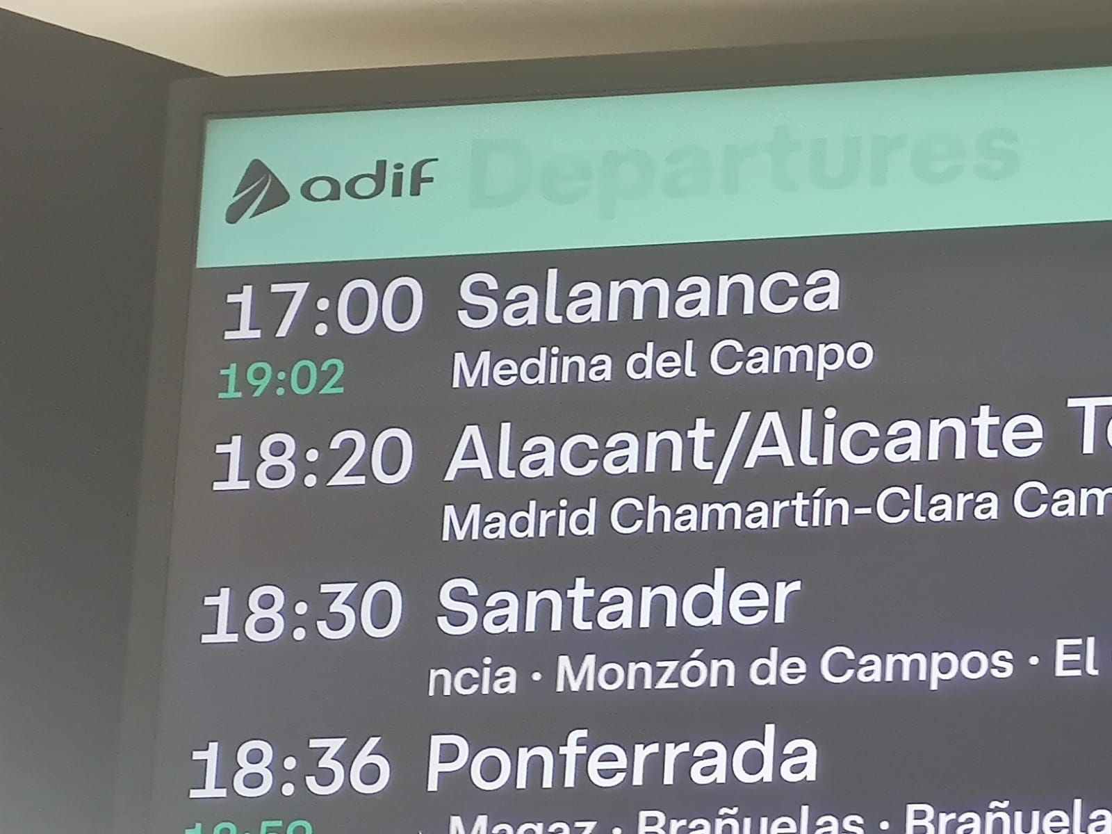 Pantalla que indica el retraso sufrido del tren Barcelona-Salamanca