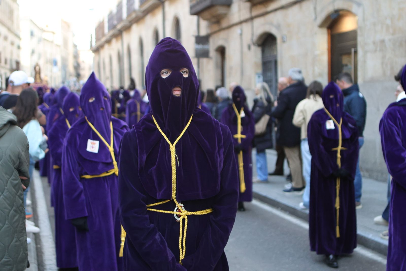 Jesús Rescatado procesiona en Salamanca con su nueva túnica y la atenta mirada de cientos de fieles