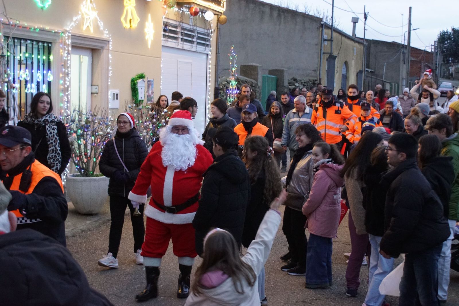 Papá Noel recorre las calles de Alba de Tormes y entrega regalos a los niños