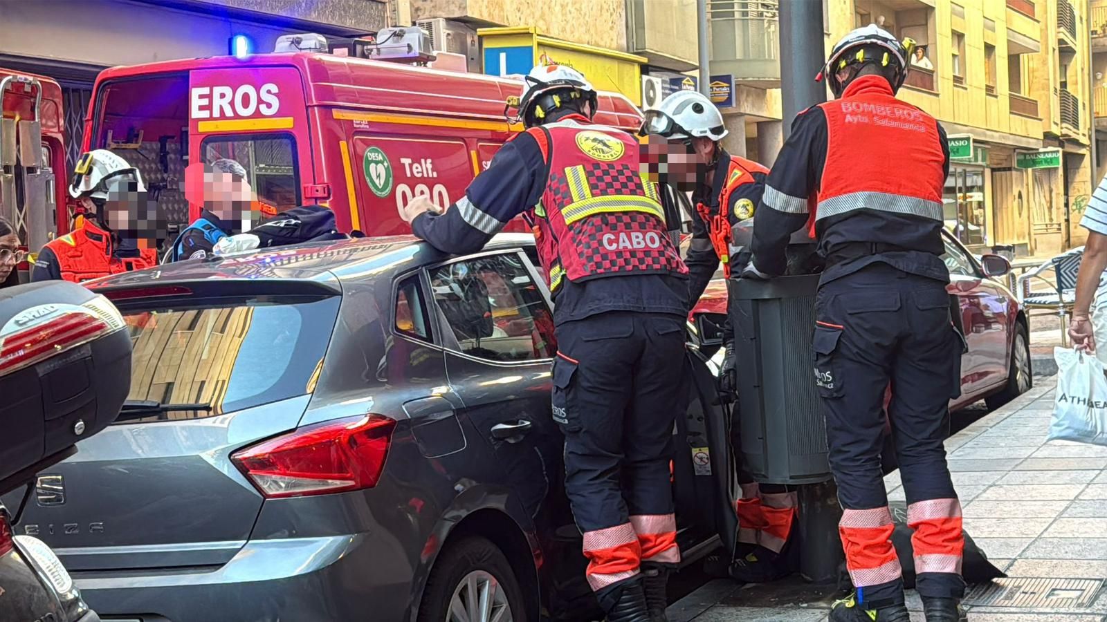Los bomberos de Salamanca acuden al rescate de un bebé encerrado en un coche