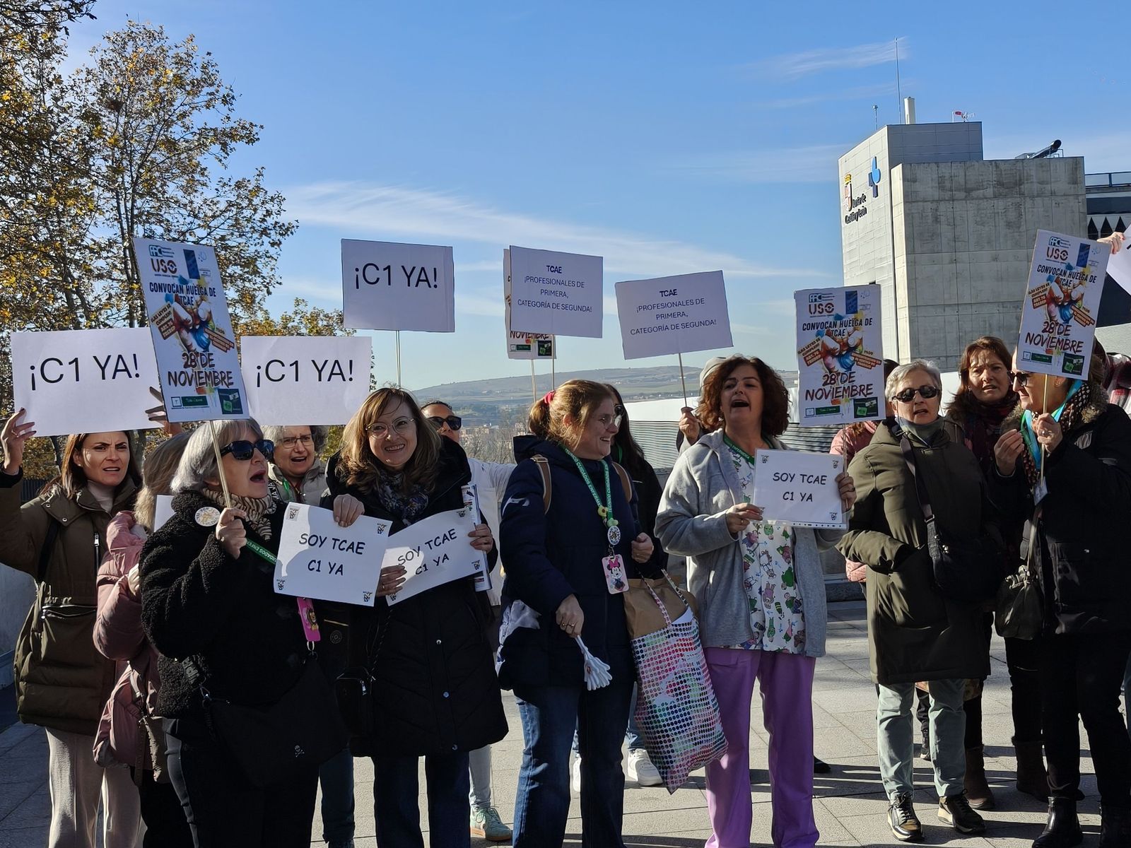 Las TCAEs de Salamanca se concentran a las puertas del hospital de Salamanca