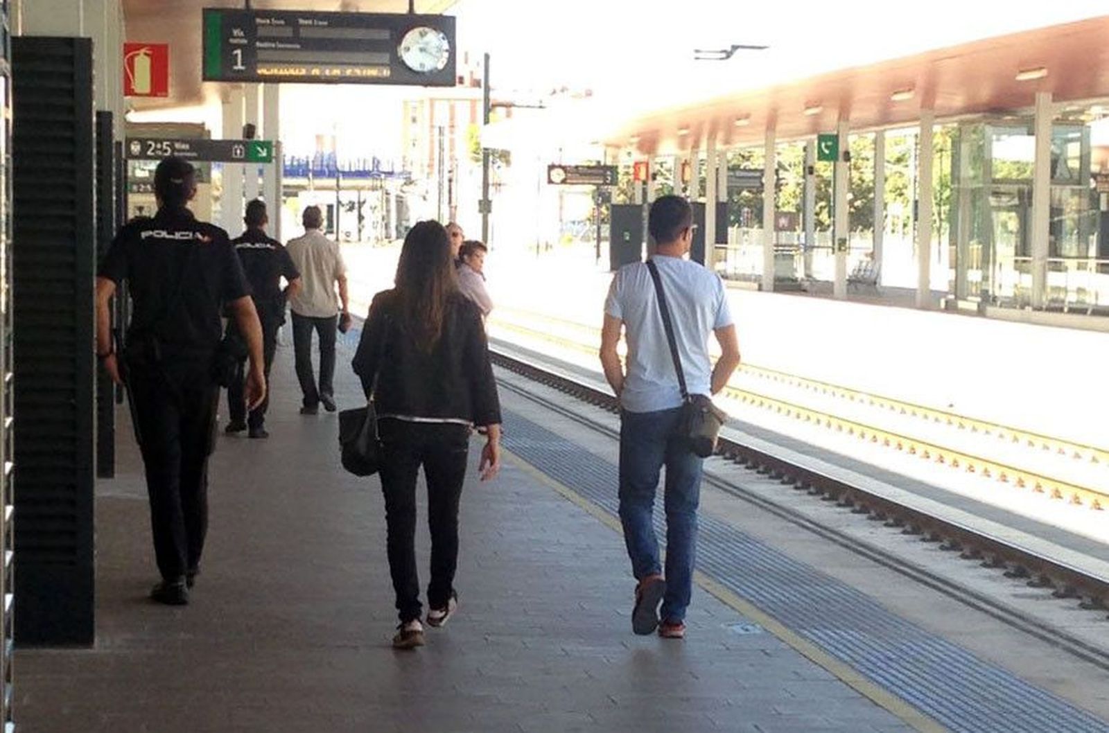 Policía en la estación de tren. Archivo