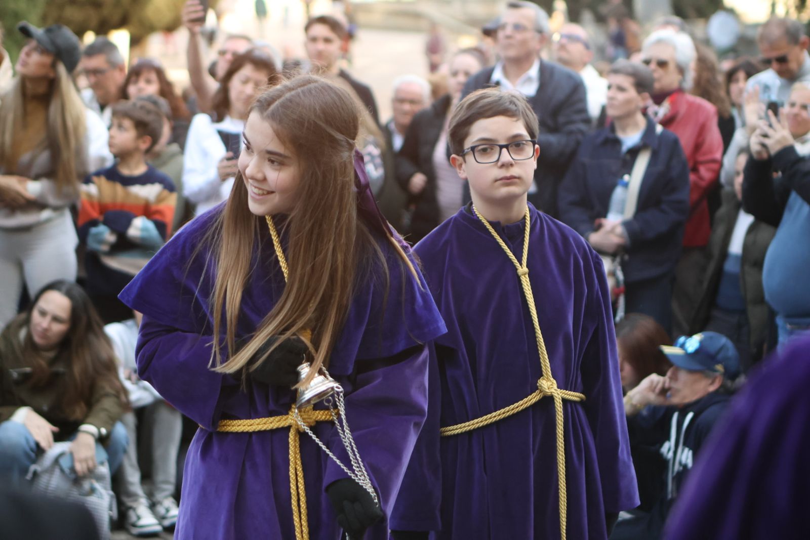 Jesús Rescatado procesiona en Salamanca con su nueva túnica y la atenta mirada de cientos de fieles