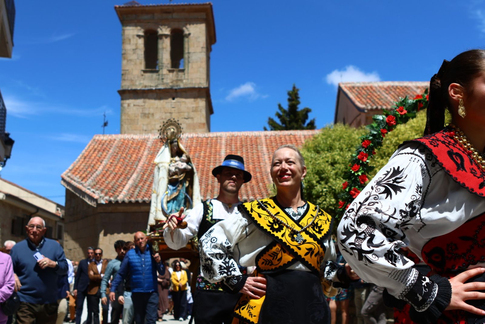 La devoción llena Villamayor en la salida procesional de Nuestra Señora de los Remedios