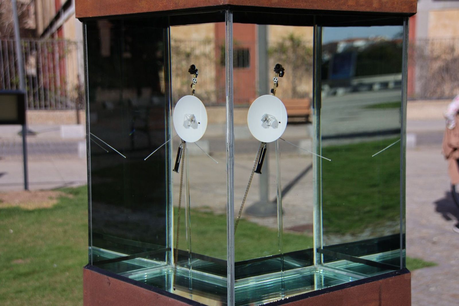 Inauguración de una maqueta de la sonda Voyager 1 que forma parte del Sistema Solar a escala de Ciudad Rodrigo, en colaboración con la Asociación Astróbiga