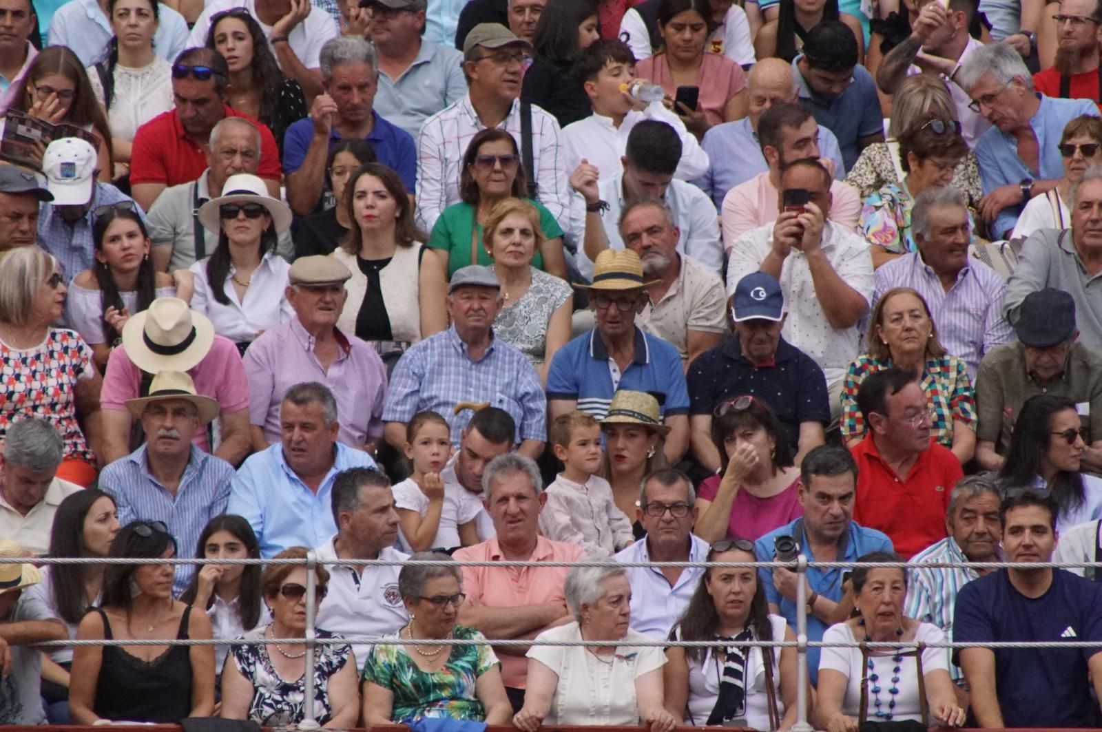 Expectación por ver los caballos de rejoneo en La Glorieta: imágenes del ambiente en los tendidos y en el patio de cuadrillas