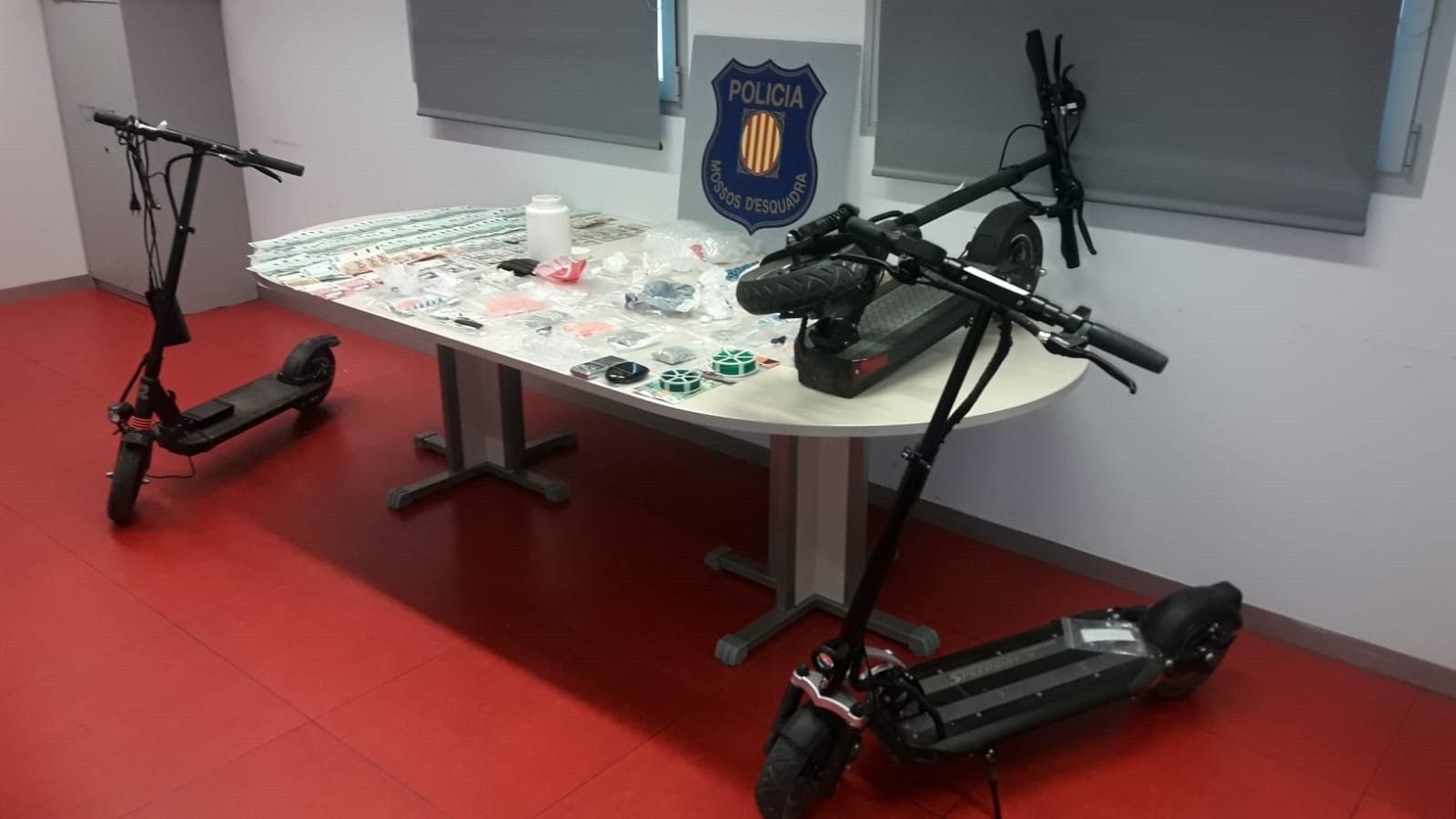 Sucesos.- Detenido en Barcelona un narcotraficante que transportaba droga en patinete