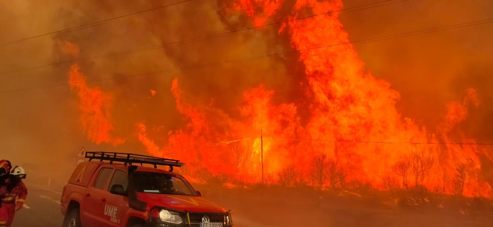 Efectivos de la UME trabajan en el fuego de la Sierra de la Culebra