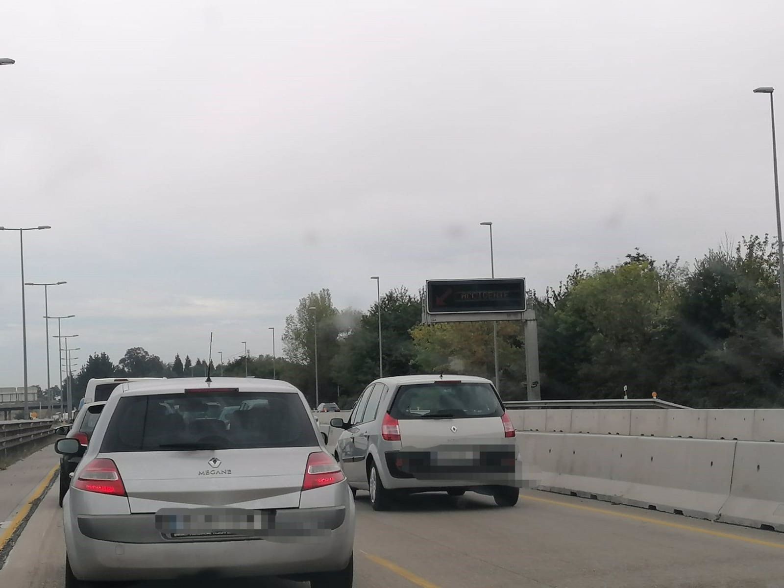 Varios coches en una autovía | Foto: EP