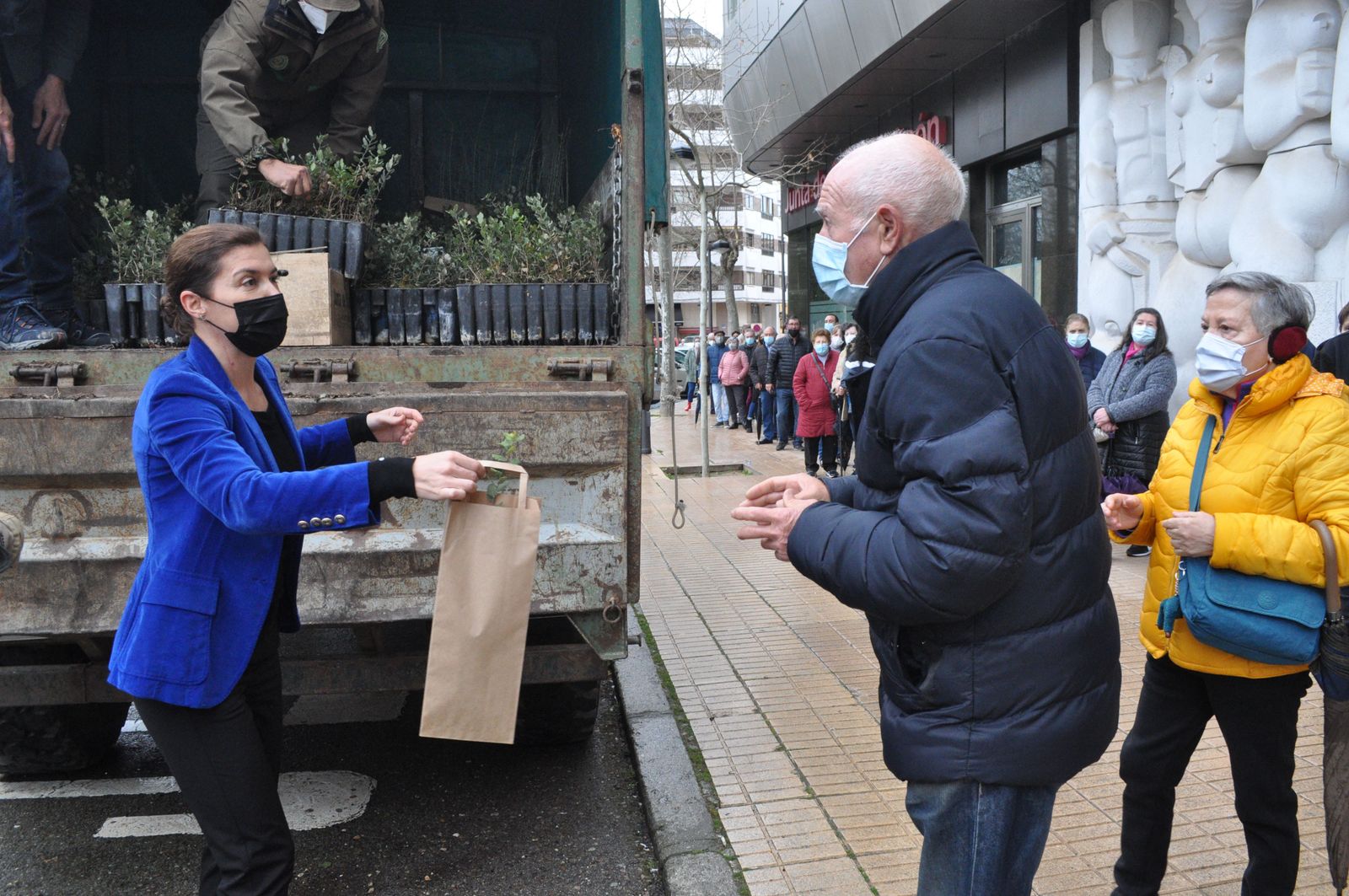 Entrega de árboles en la Junta 4