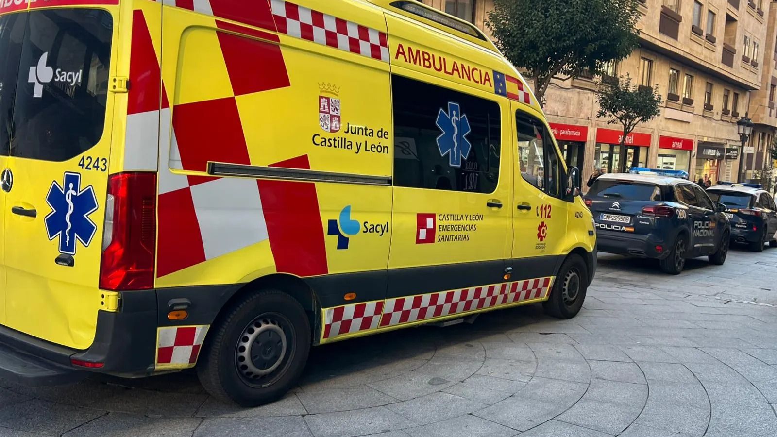 Ambulancia y Policía en la calle Toro