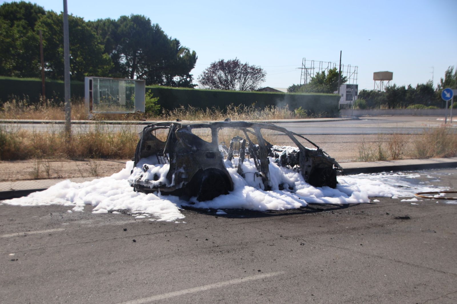 Calcinado un vehículo junto a la carretera de Zamora
