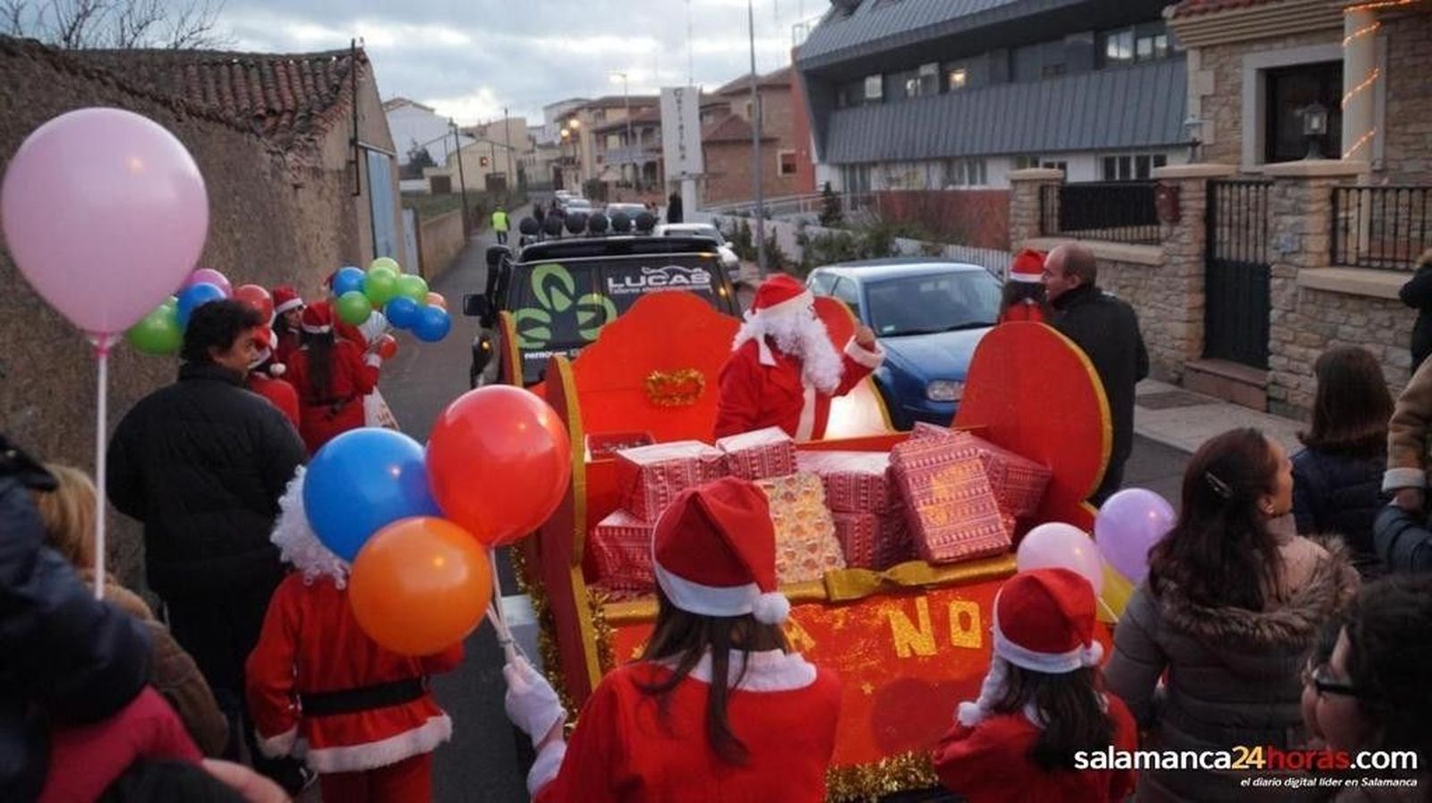 Cabalgata de Papá Noel en Alba de Tormes. Foto de archivo