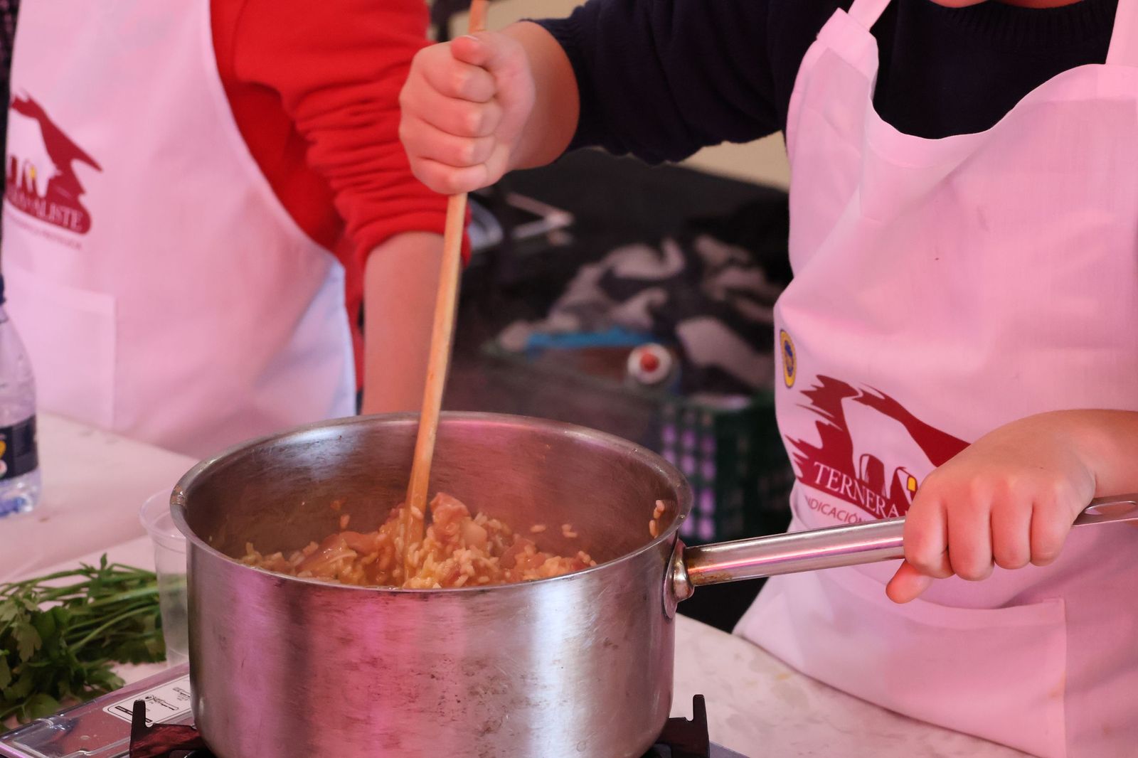 GALERÍA | Los niños descubren la gastronomía local mientras se divierten cocinando