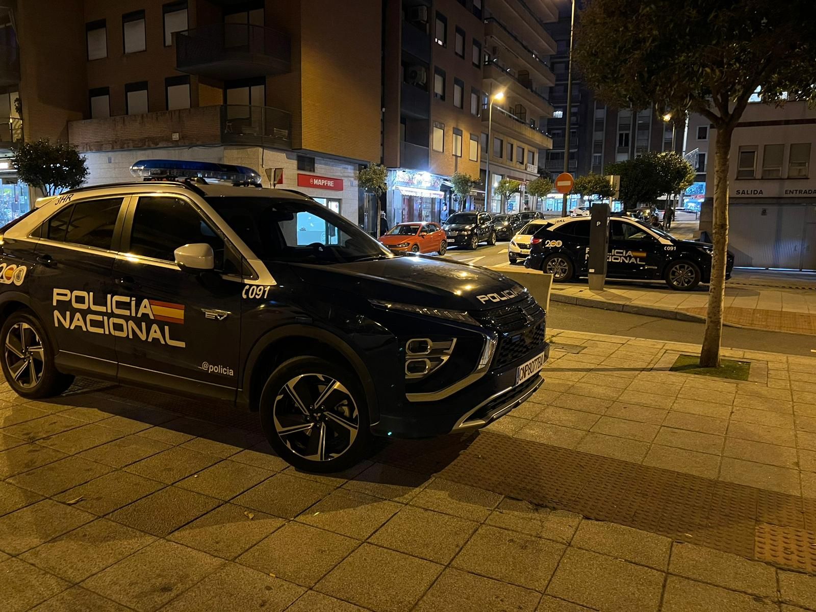 Coche patrulla de la Policía Nacional frente al Centro de Salud de San Juan. Foto de archivo S24H