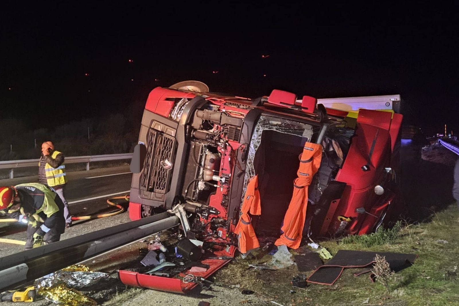 Camión accidentado en la autovía A-52