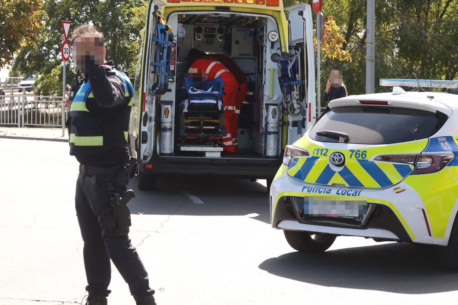 El herido es introducido en la ambulancia. Mientras, un policía local regula el tráfico. Foto SALAMANCA24HORAS.