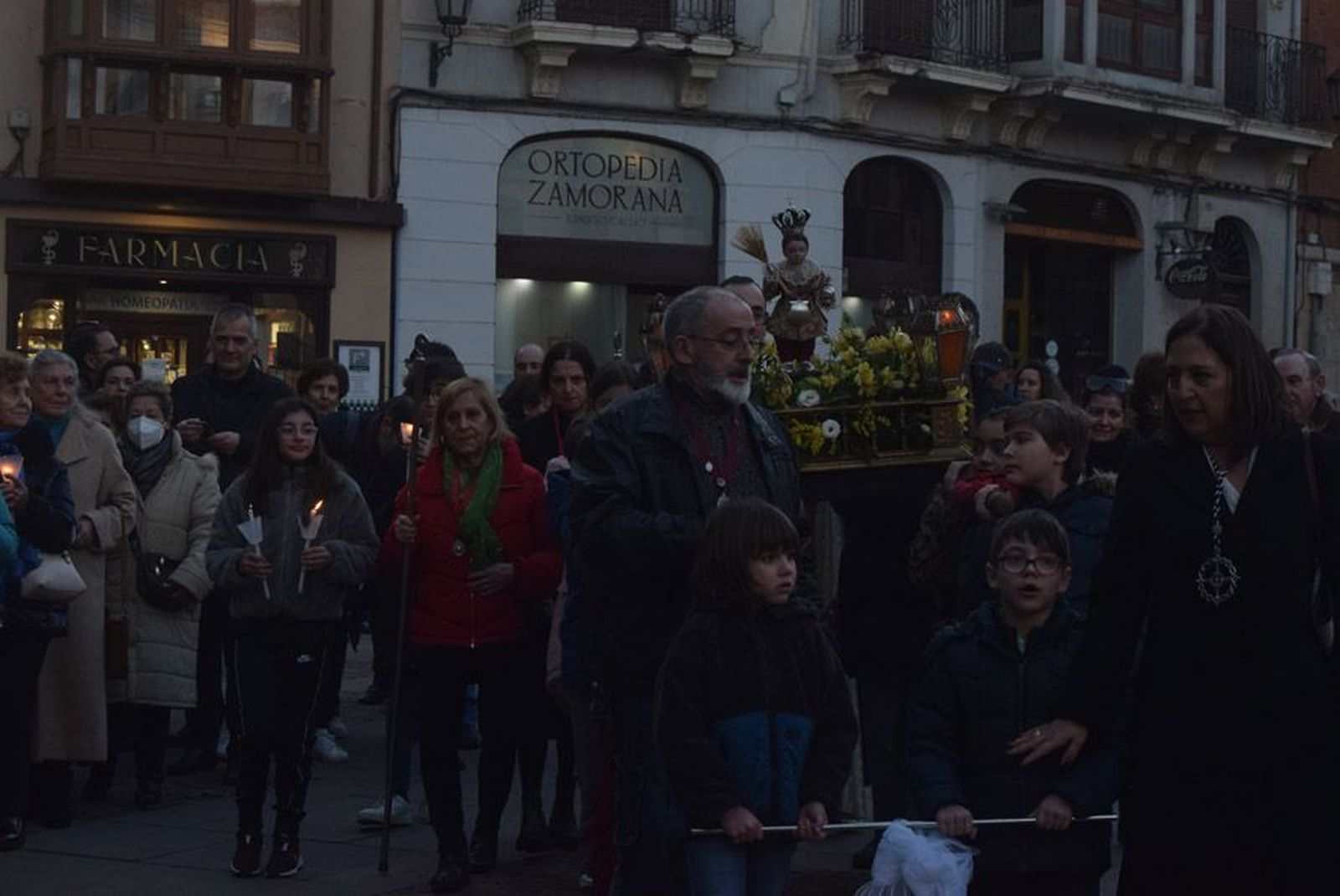 las-candelas-vuelven-a-unir-la-iglesia-de-san-juan-con-la-de-san-vicente-90