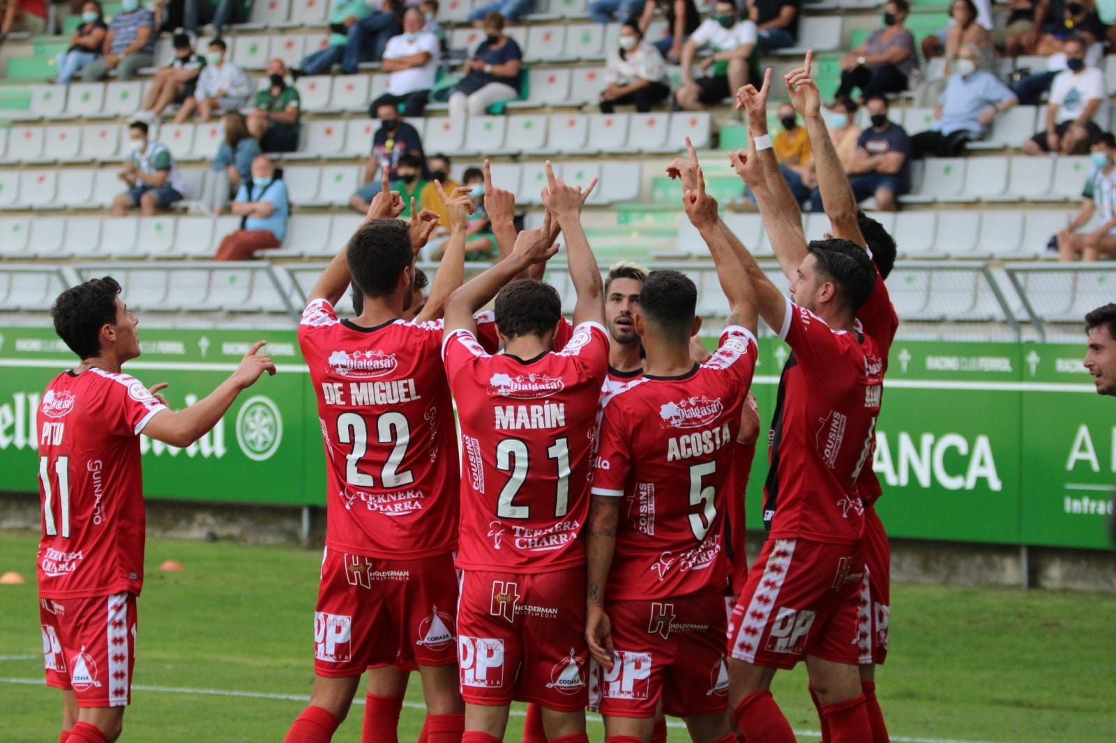 Los jugadores de Unionistas dedican, como cada temporada, el primer gol a la extinta UDS. / FOTO ELISA CASADO - UNIONISTAS CF