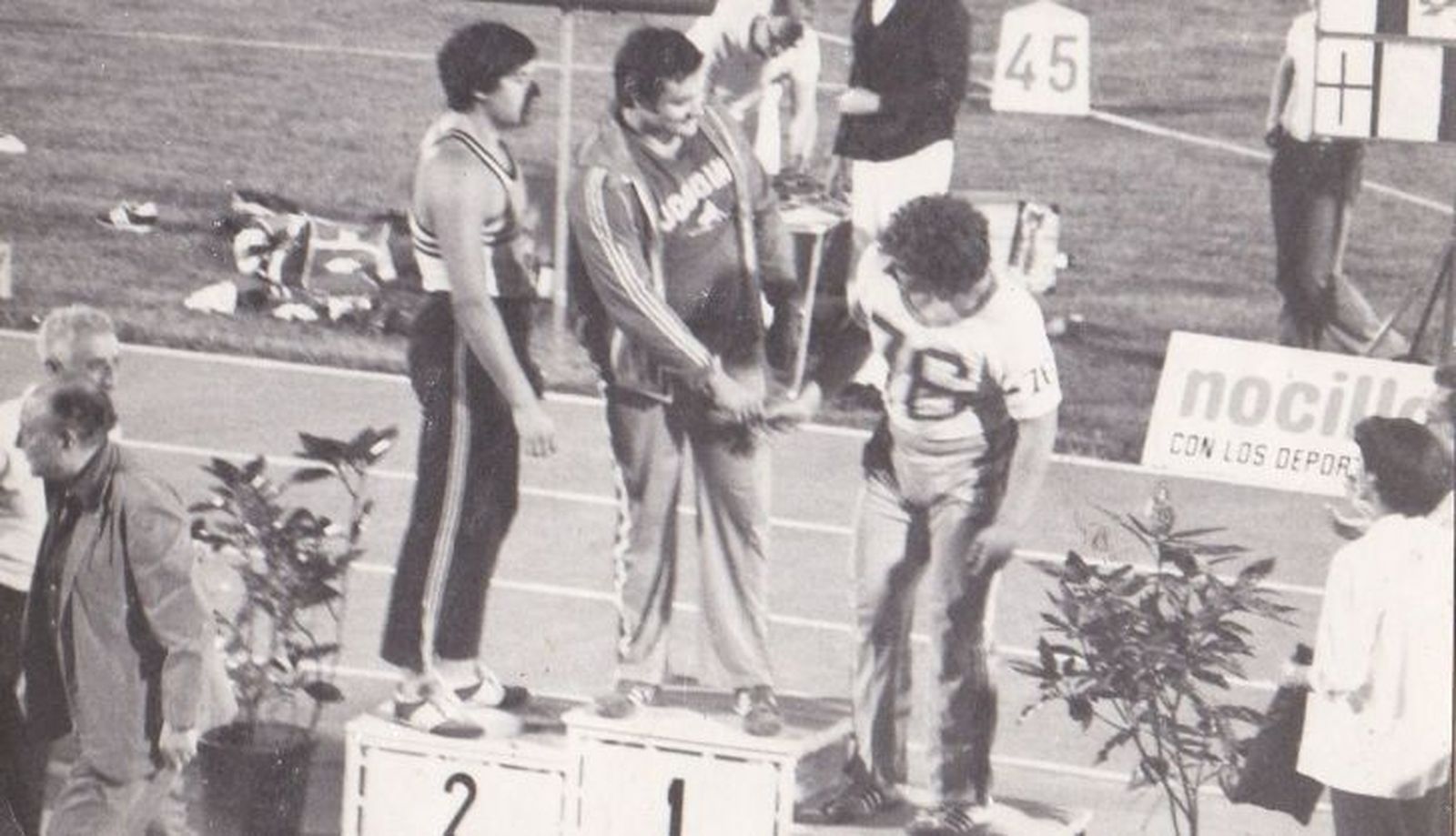 Vara Ferrero en lo más alto del Pódium. Cto España 79 FOTO: Estadística Atletismo Español