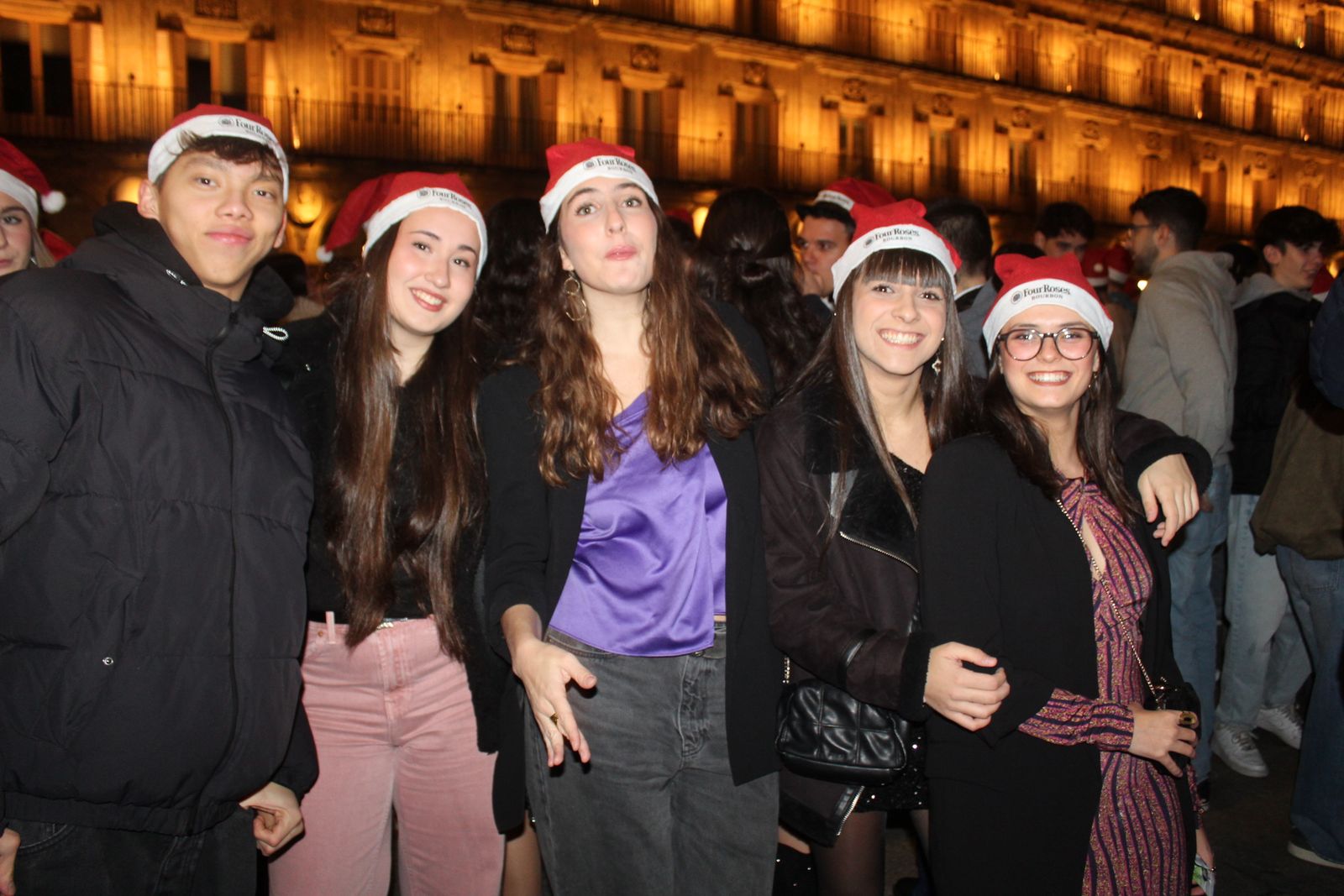 Miles de personas disfrutan de las campanadas y la fiesta del Fin de Año Universitario
