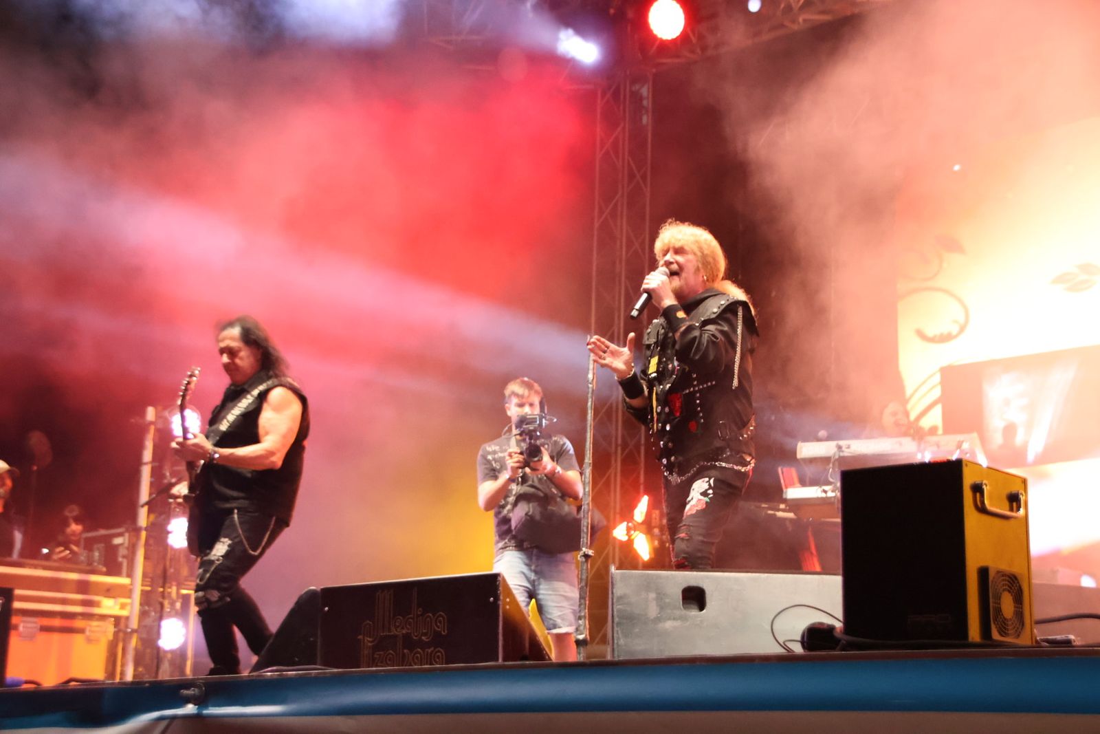 Medina Azahara hace vibrar a la Plaza Mayor de Salamanca con su eterno y emblemático rock